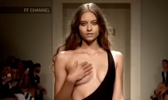 Подборка моделей на подиуме в откровенных нарядах⁠⁠