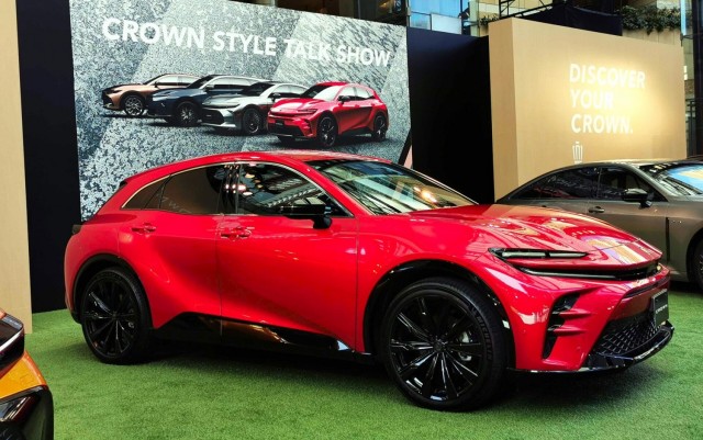 В Японии стартовали продажи нового кроссовера Toyota Crown Sport