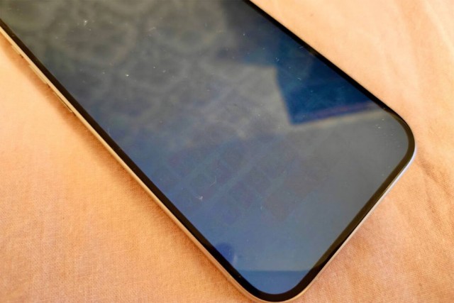 Пользователи iPhone 15 Pro массово жалуются на быстрое выгорания экрана в новых смартфонах