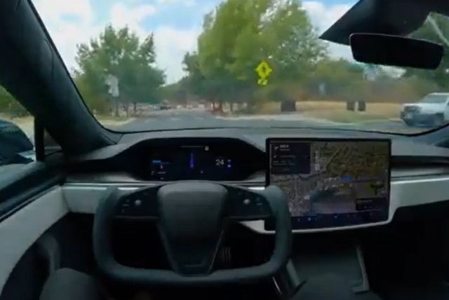 Как автопилот управляет Tesla