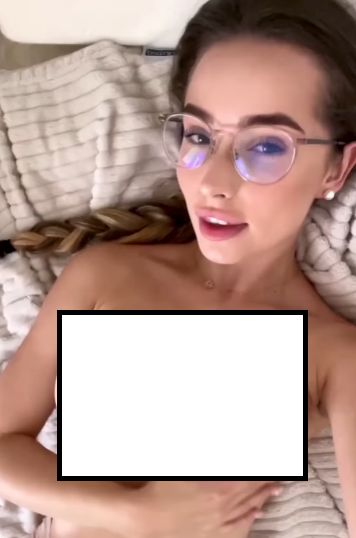 Девушка в очках