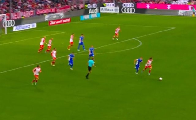 Гарри Кейн забил с центра поля