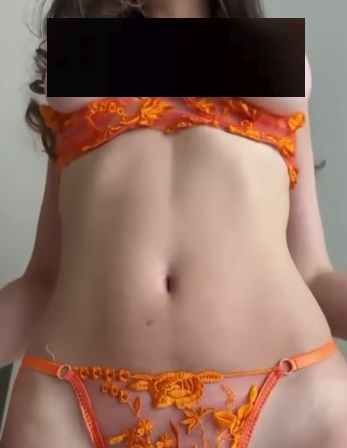 Девушка в прозрачных трусиках