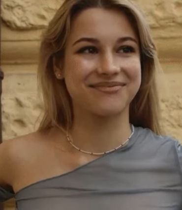 Показывает своих кормилиц⁠⁠