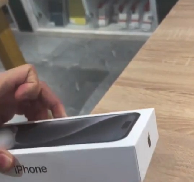 Процесс распаковки iPhone Pro 15 Max не пошел по задуманному сценарию