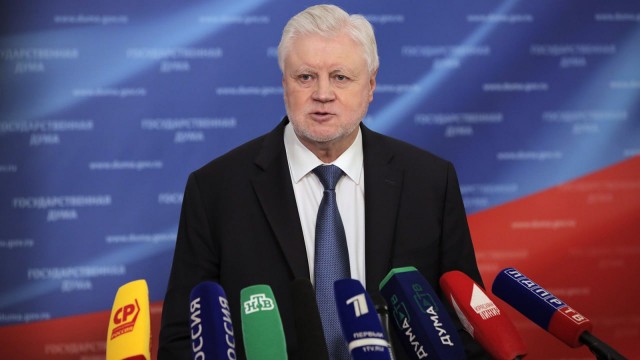 Миронов выразил свое недовольство в Минпросвещения по поводу отмены новогодних елок из-за мигрантов