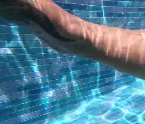 Хорошо плывет