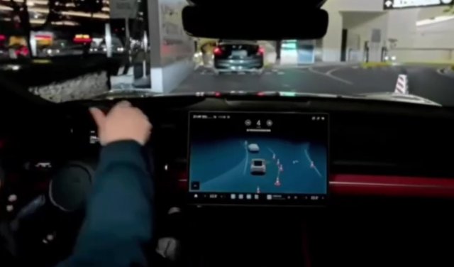 Процесс парковки транспортного средства SU7 от Xiaomi