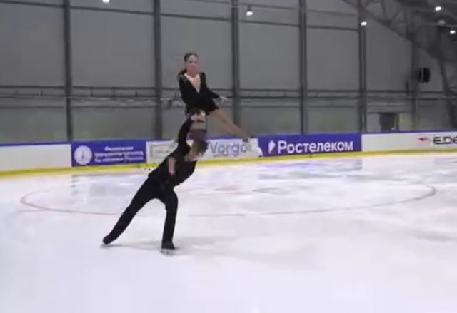 14-летняя Мария Симонова неудачно приземлилась с поддержки, ударившись головой