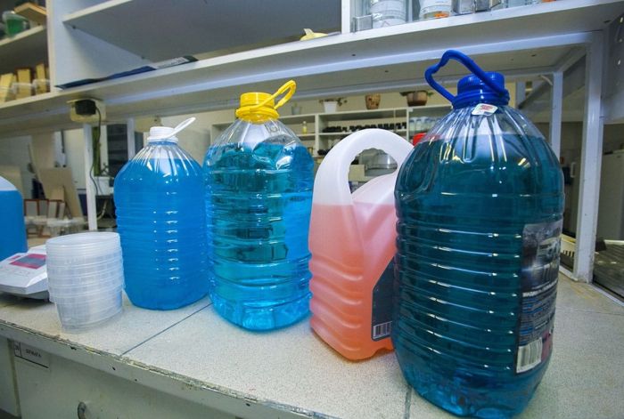 В чем причина разных цветов стеклоомывающих жидкостей?