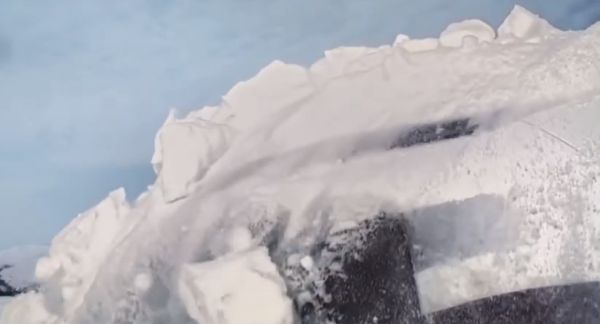 Автомобиль Nio ET9, способный самостоятельно отряхиваться от снега, был представлен китайскими разработчиками