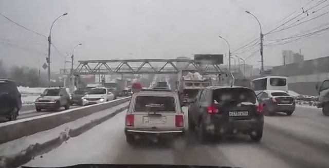 Нелепое ДТП из-за гордого водителя, не хотевшего пропускать другой автомобиль