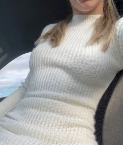 Разделась в машине и показала все прелести⁠⁠