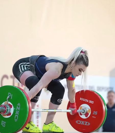 Штангистка, которой всего 20 лет, установила новый мировой рекорд в категории до 49 кг!