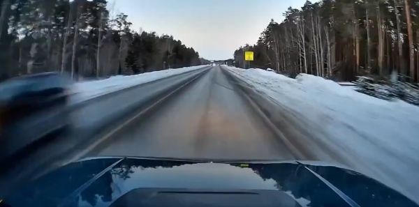 Выходя на трассу со второстепенной дороги подставил водилу