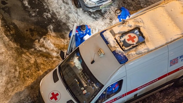 Депутат Колунов призвал разрешить скорым сдвигать мешающие проезду машины