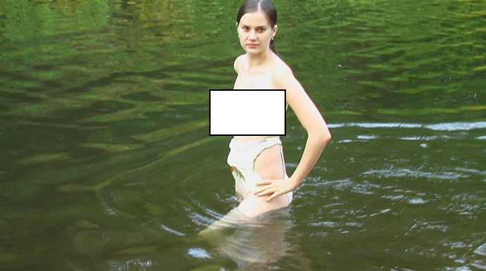 Симпатяжка показывает свои прелести