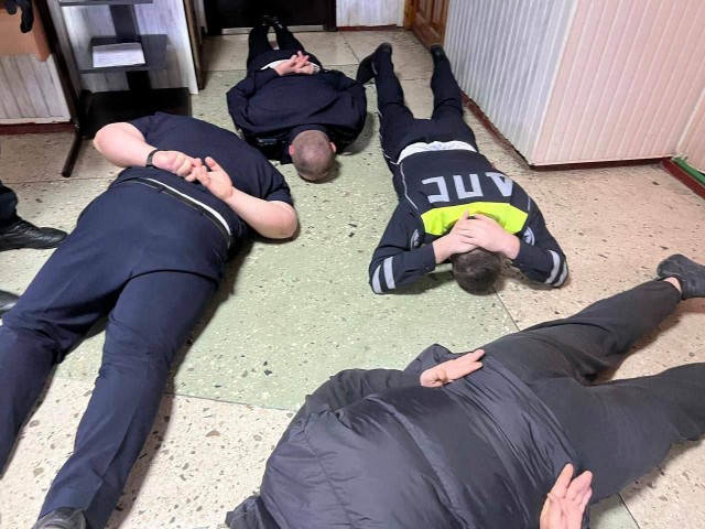 Силовики провели рейд в автошколе и МРЭО в Сальске, в связи с обвинениями в коррупции