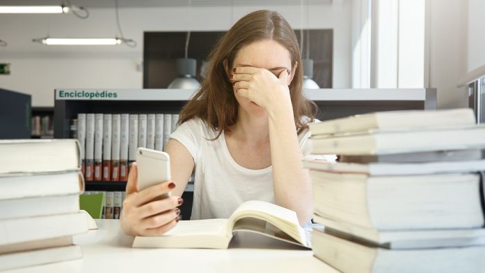 Какой экран смартфона самый безопасный для глаз