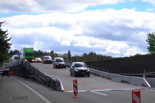 В Швейцарии создали мобильный мост, который используется для ремонта дорог