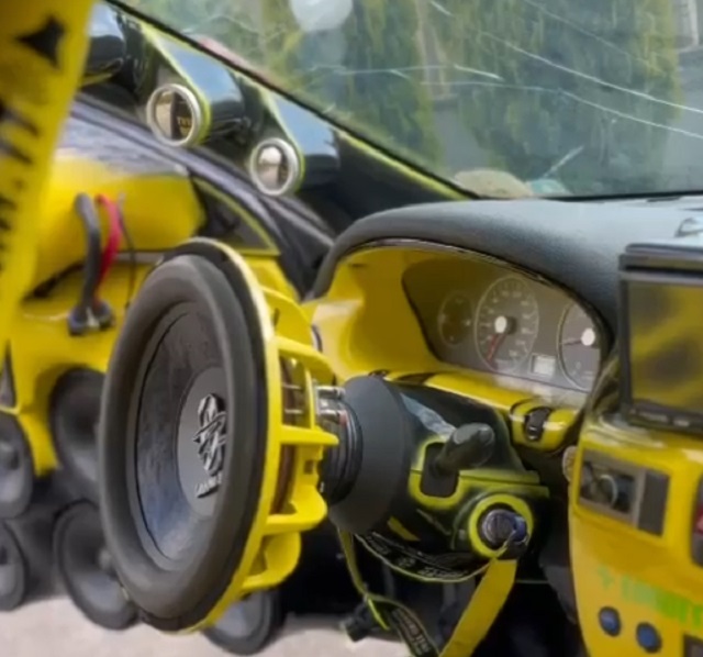 Та самая машина соседа во дворе