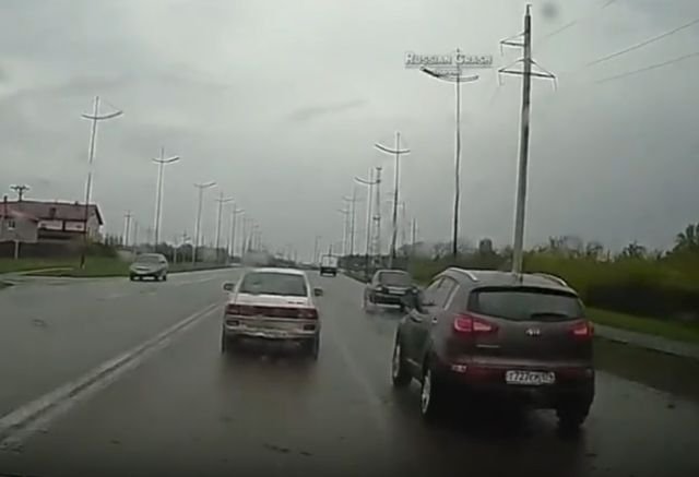 Водитель уверен, что включение указателя поворота обеспечивает ему преимущество