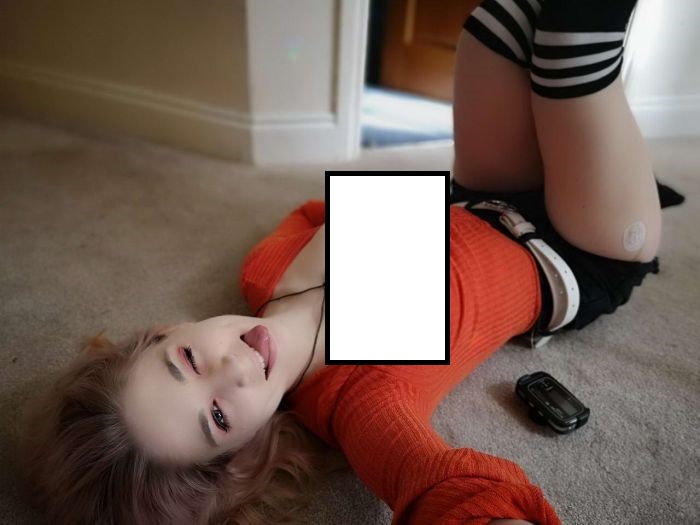 Голые красотки делают откровенные фото