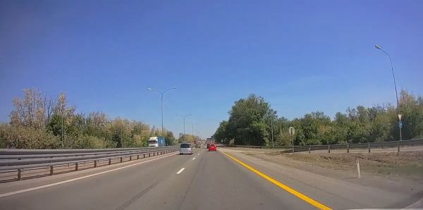 Маленькой красной машинке нужно перестроится...