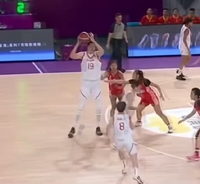 Чжан Цзыюй - 17-летняя баскетболистка из Китая с ростом 220 сантиметров