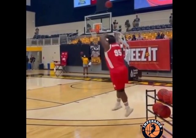 Меткость - это не про него