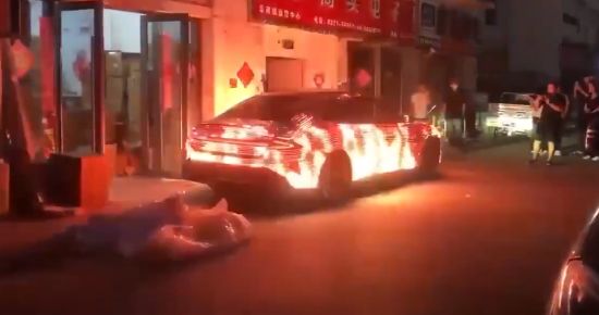 Пылающий электромобиль