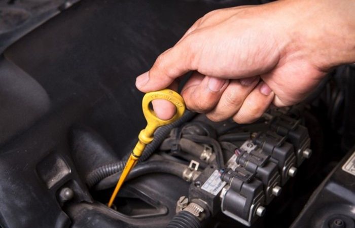 Средний или максимальный: каким на самом деле должен быть уровень масла на щупе