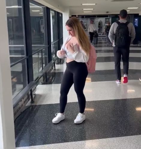 Девушки выработали новый инстинкт при виде объектива камеры⁠⁠