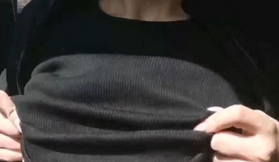 Показала грудь в авто