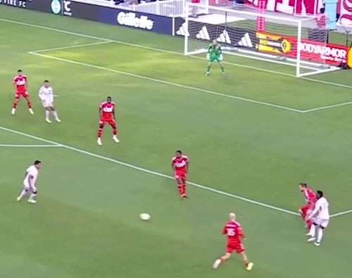 В этом моменте прекрасно всё, только музыки из Бенни Хилла не хватает⁠⁠