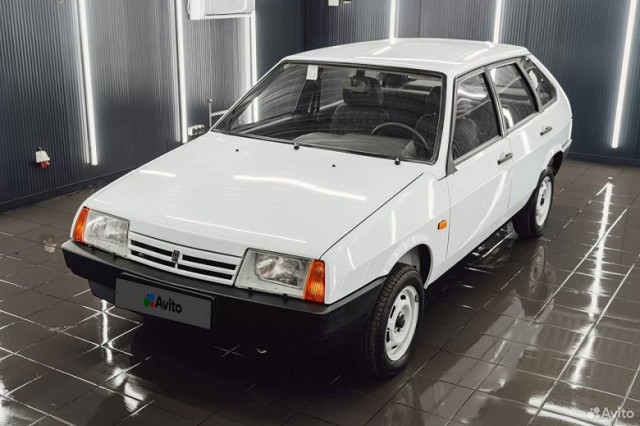 В России выставили на продажу ВАЗ-2109, которому уже 27 лет, но с пробегом всего 913 км. Продавец оценил автомобиль в «скромные» 2,5 миллиона рублей