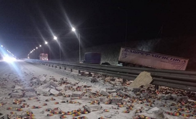 Фура с пивом перевернулась в Башкирии, и местные не растерялись