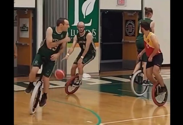 Баскетбол на одноколёсном велосипеде