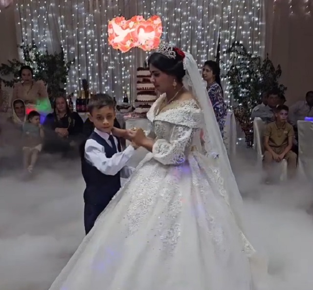 Свадьба в Астрахани: 8-летний Ромка и 13-летняя Зульфия