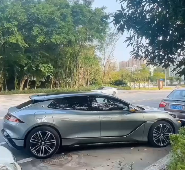 В Китае автомобили паркуются без поворота колес