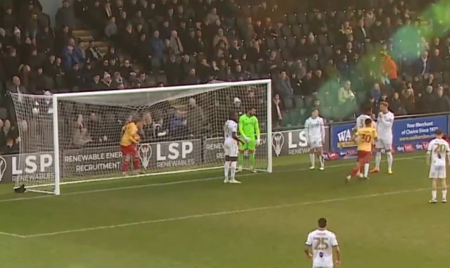 Засчитан ли этот необычный гол?