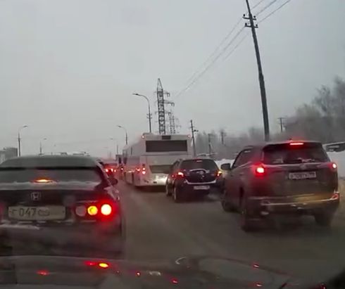 Водитель авто решил пристроиться за машиной полиции в пробке