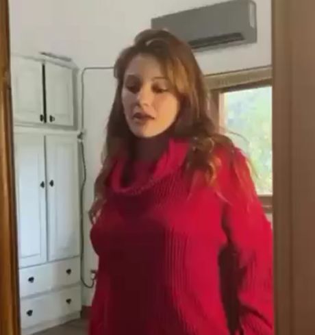 Красный свитер