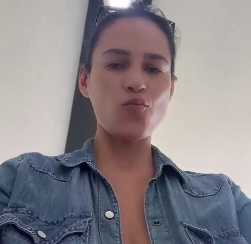 Как Вам работница?⁠⁠