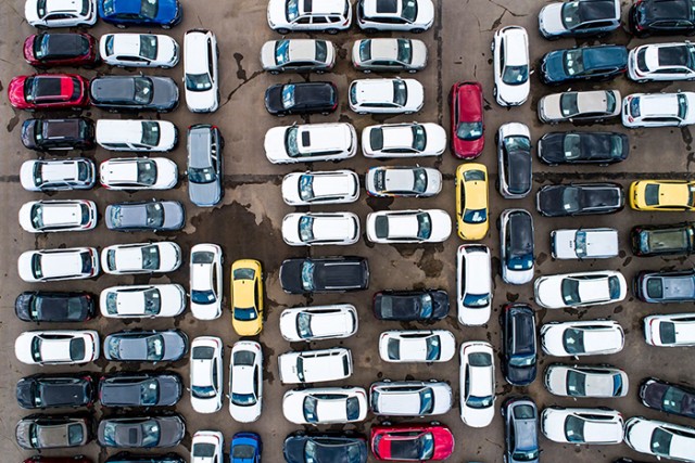 У российских автодилеров на складах накопилось около 800 тысяч непроданных новых автомобилей