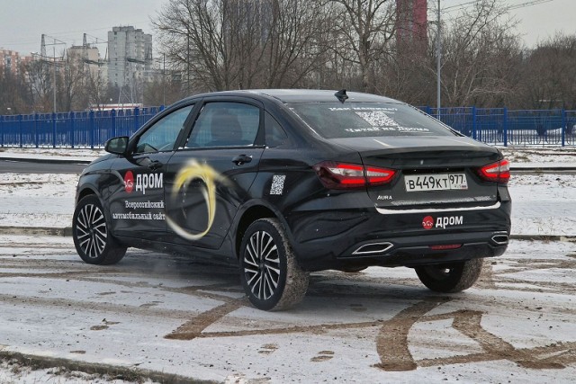Автоваз - это место просто заколдовано. Новая Lada Aura начала разваливаться спустя 2000 км