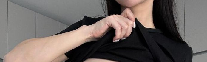 Неплохая брюнетка