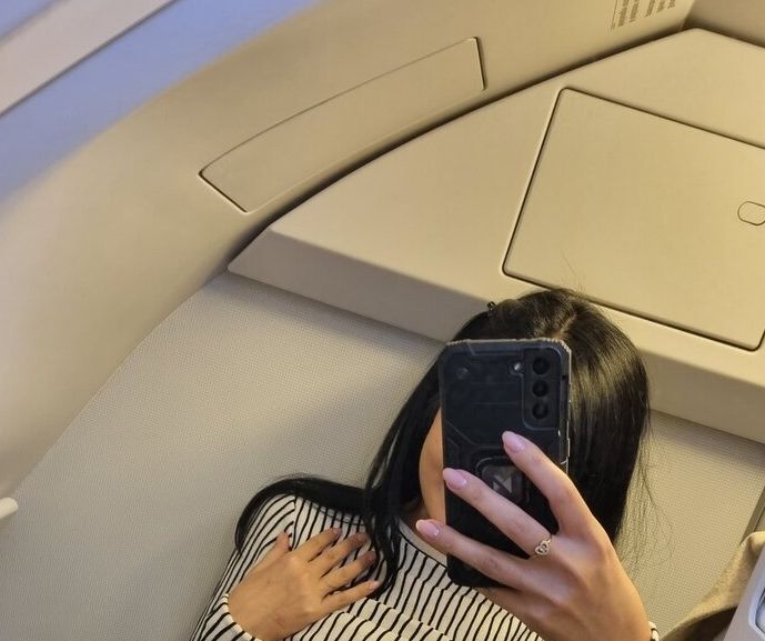 Брюнетка скрывает только лицо