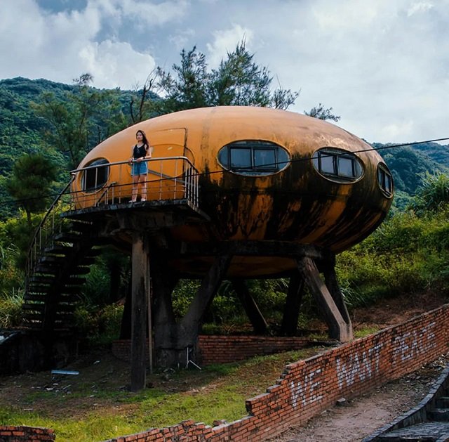 Этот городок был заброшен, но в нем так и остались стоять домики в виде тарелки НЛО