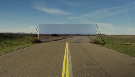 Мужик доказал, что автопилот Tesla, основанный на данных с видеокамер не может отличать настоящую дорогу от нарисованной